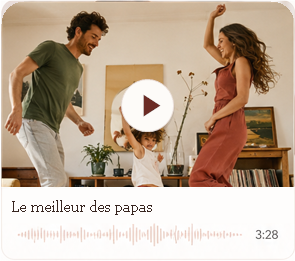 Une famille danse dans son salon